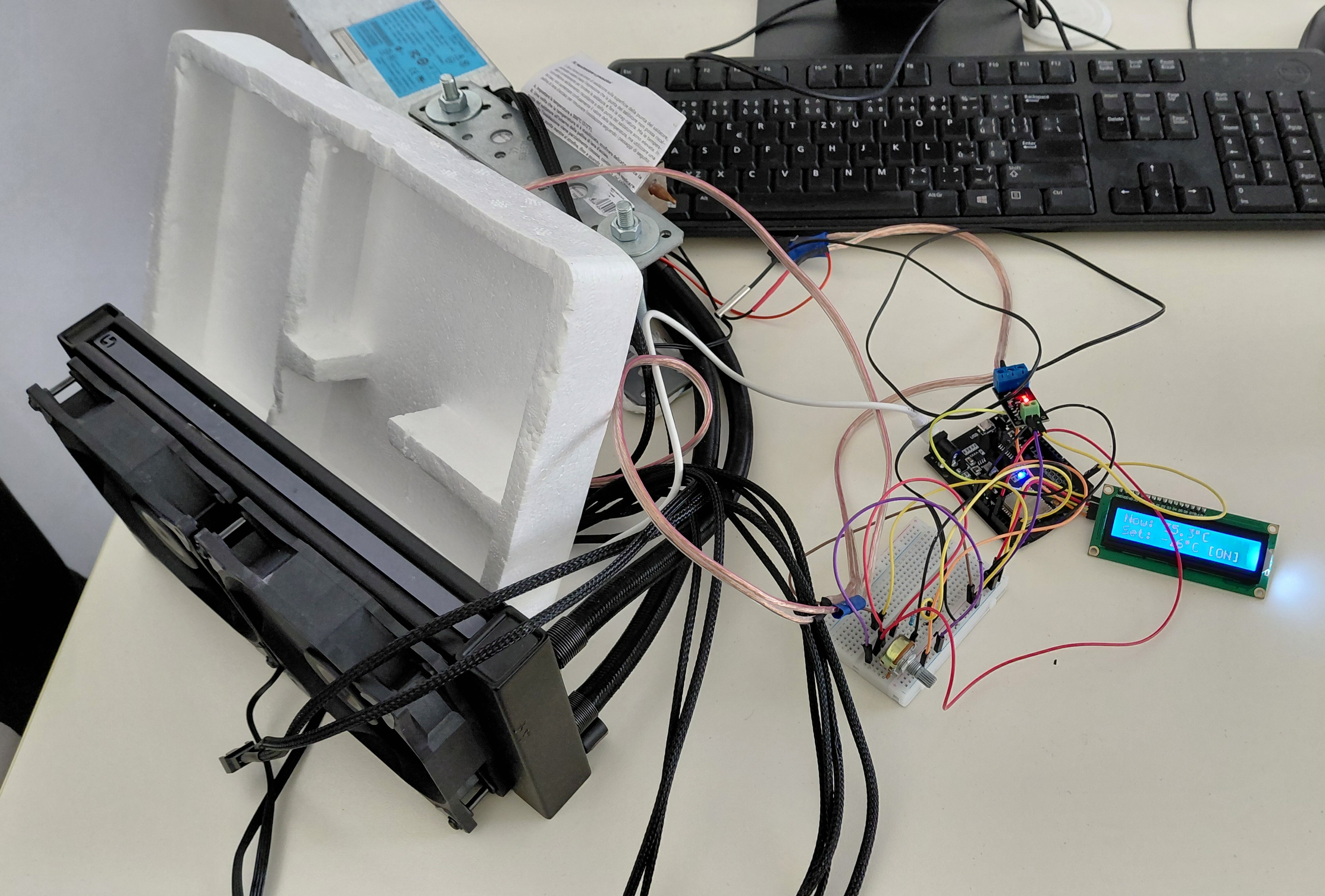 Fotografie prototypu lednice